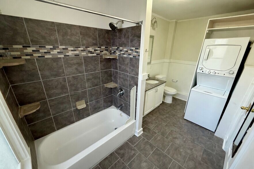 Building Photo - 411 Lyman Ave