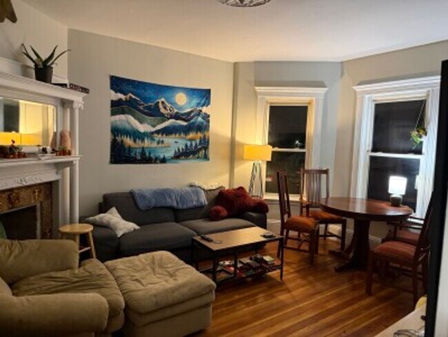 Building Photo - Allston 4.5 Bed  2 Bath - 9/1