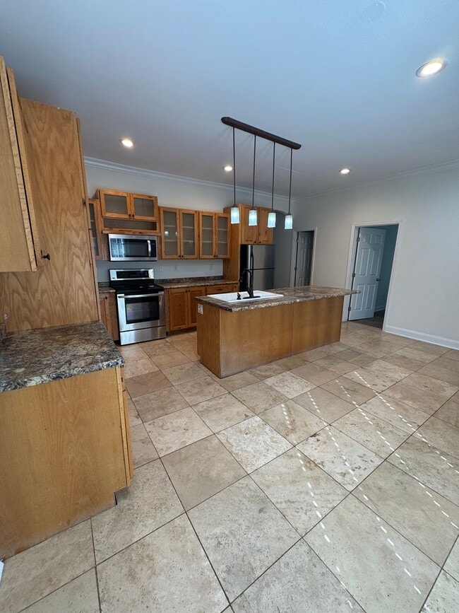 Building Photo - 3 Bed / 2 bath on 1.2 ACRES - 3 car garage...