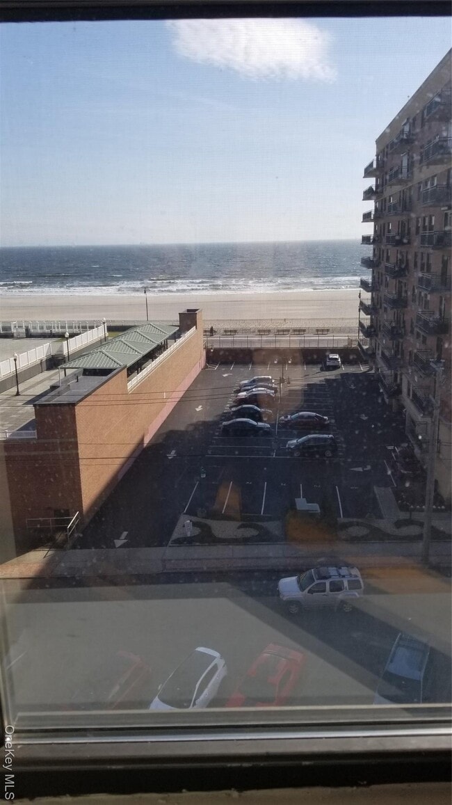 Building Photo - 25 W Broadway