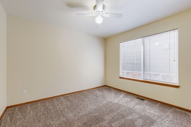 Building Photo - Evolve Real Estate: Beautiful 5 Bedroom Home in HIGHLANDS RANCH - Available NOW!