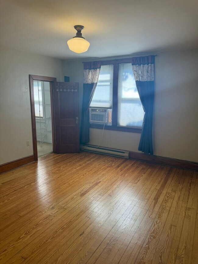 Building Photo - 561 Montgomery Ave