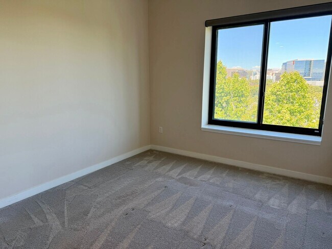 Building Photo - Corner Unit With Views