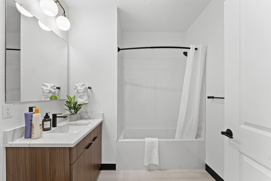 Building Photo - 600 Broadway-SI ID1240310P