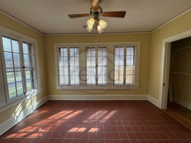 Building Photo - MALLORY 255