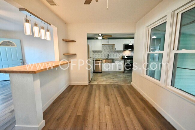 Building Photo - 305 Okaloosa Rd NE