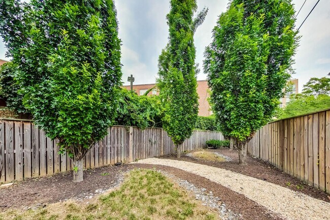 Building Photo - Gorgeous 2 bedroom 2 bath condo just steps...
