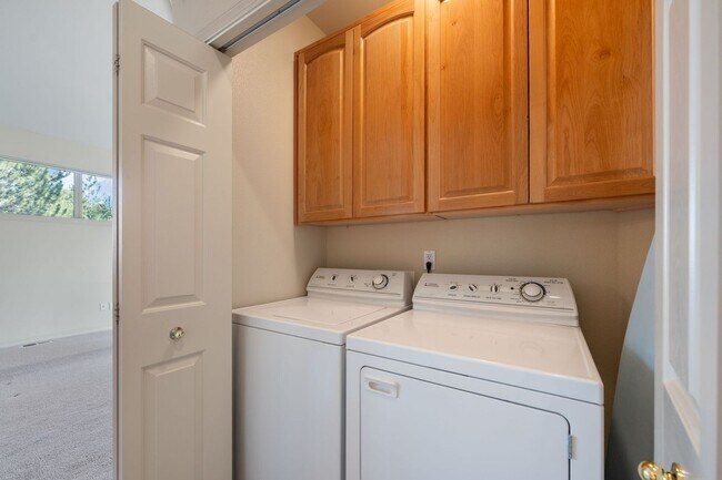 Building Photo - Gated Community in Broken Top