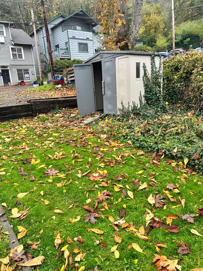 Building Photo - Great 5 Bedroom + 2 Bath House with Flexib...