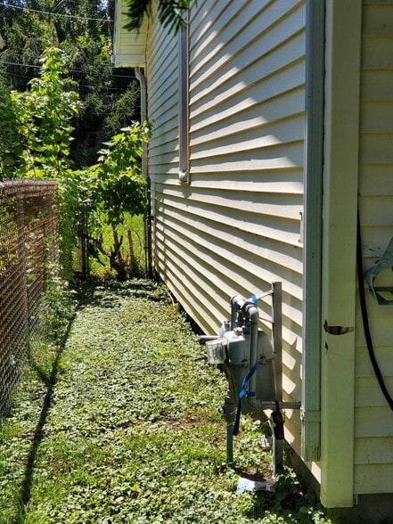 Building Photo - 1305 E Lawrence St