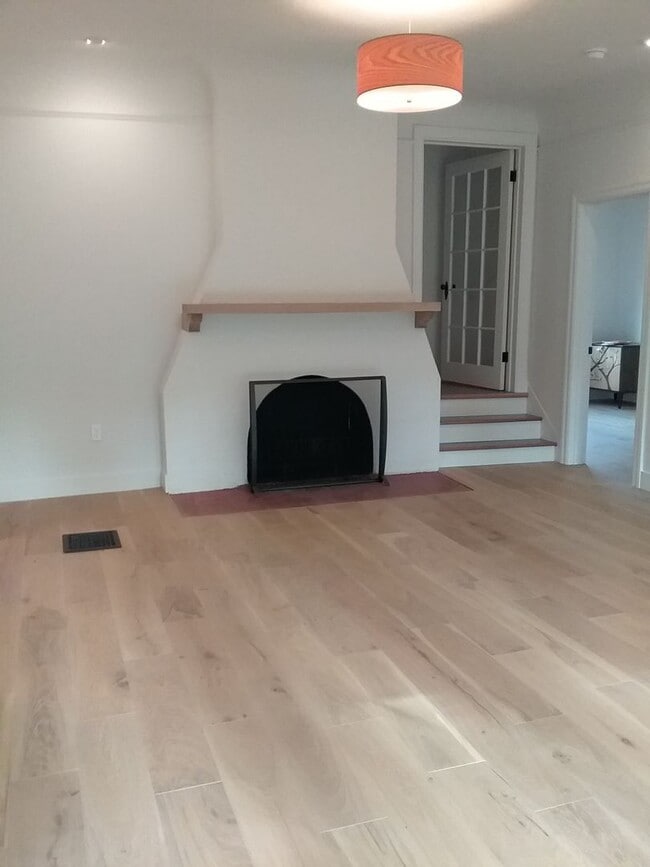 Building Photo - Completely remodeled 3 bed 2.5 bath single...