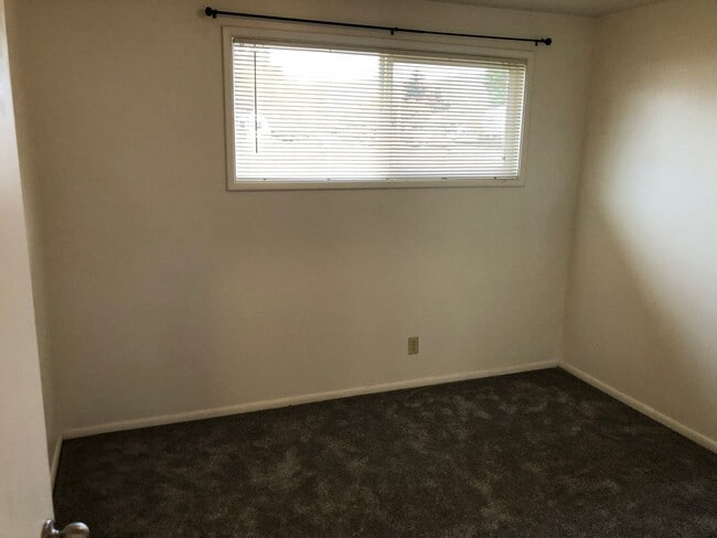 Building Photo - Beautifully updated 2 bed/1bath duplex in ...