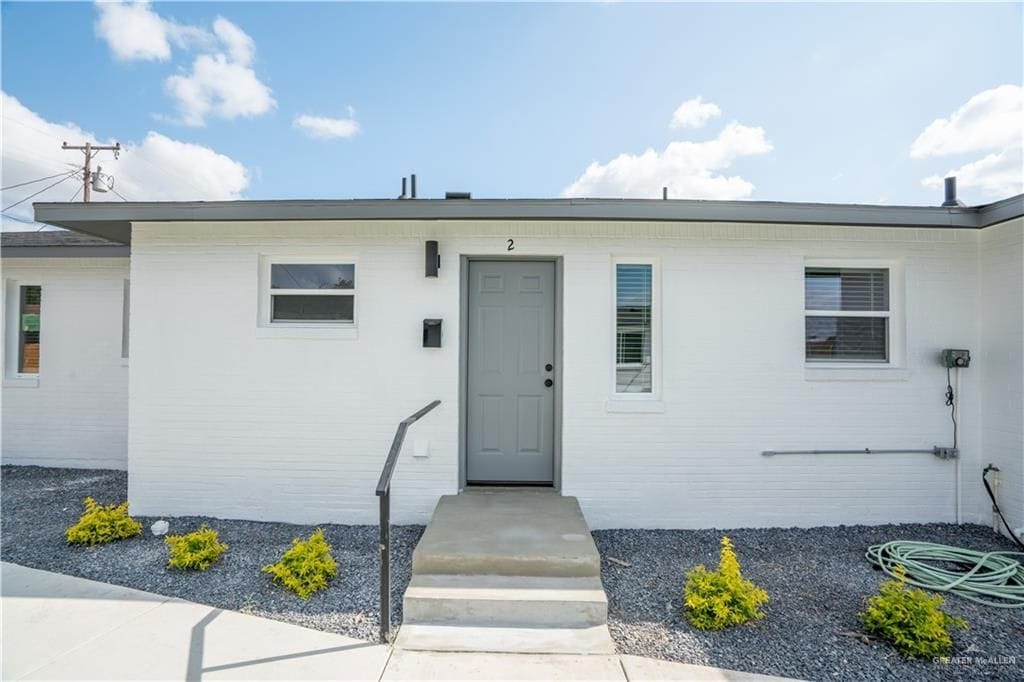 Building Photo - 802 Redwood Ave