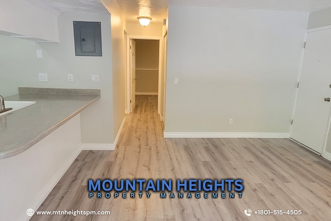 Building Photo - 450 E Creekside Cir