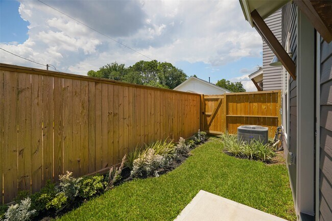 Building Photo - 862 Paul Quinn St