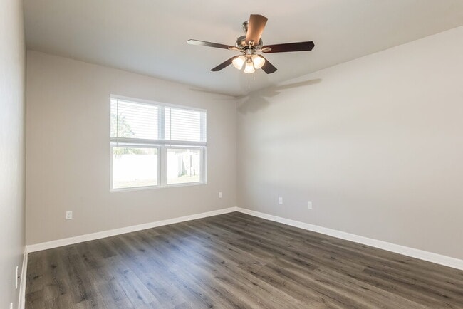 Building Photo - 4406 SW 15th Ave