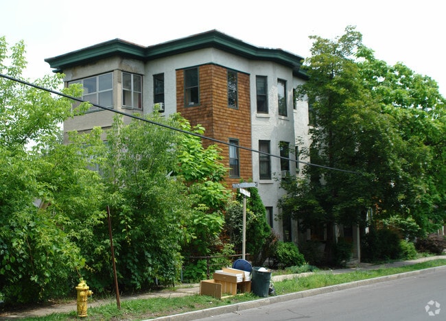 Building Photo - The Highland