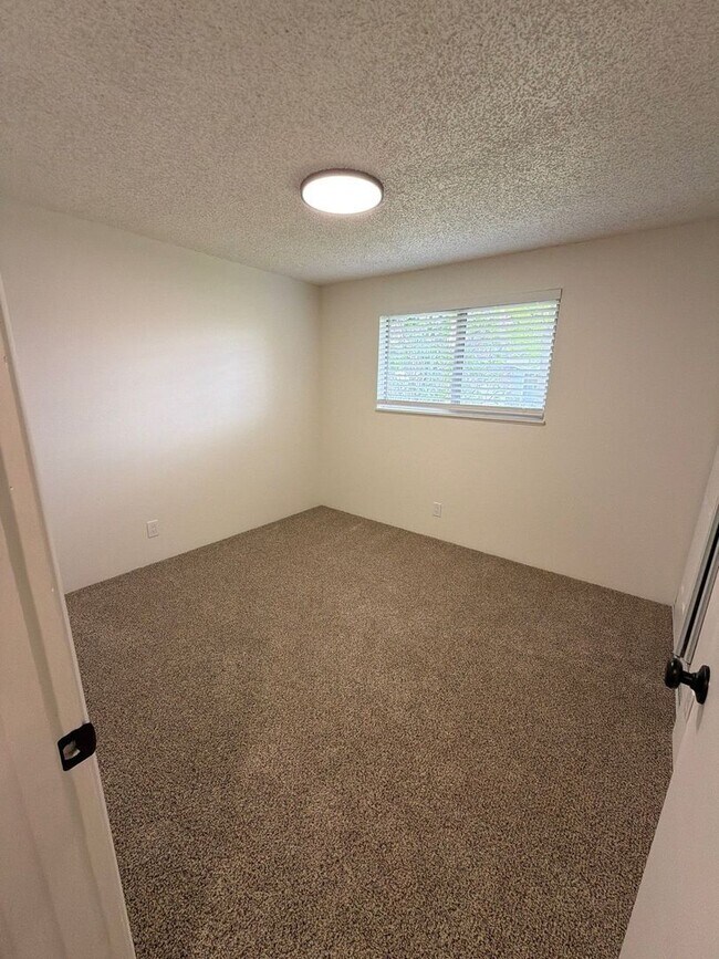 Building Photo - 1040 Lamplite Ln