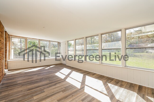 Building Photo - 120 Hilltop Dr