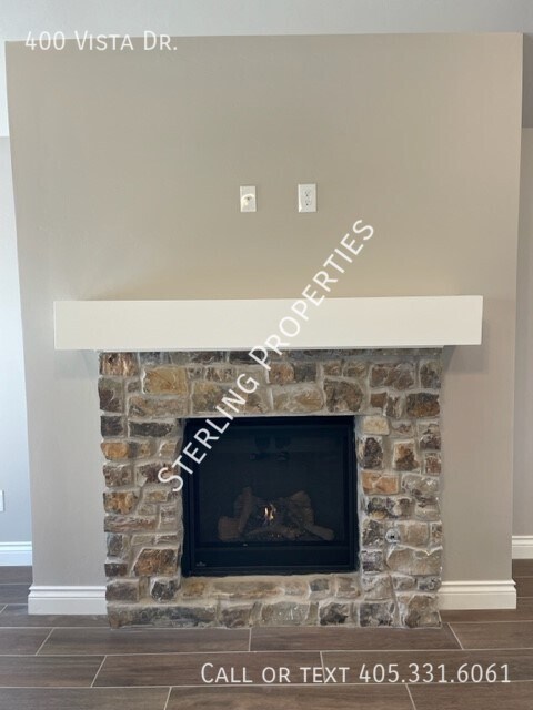 Building Photo - 400 Vista Dr