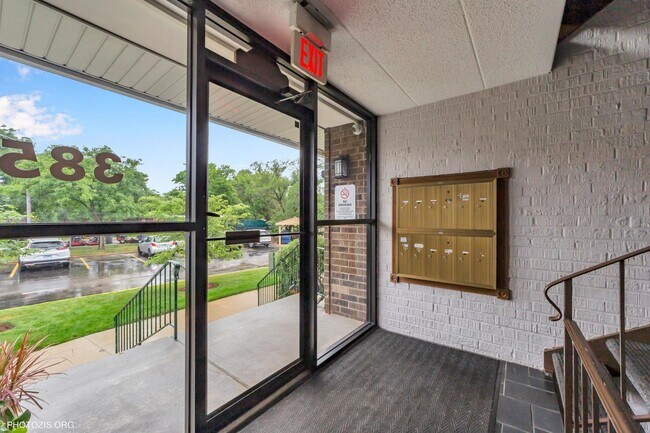 Building Photo - 3856 S Parkway Dr