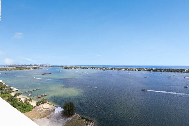 Building Photo - 5600 N Flagler Dr