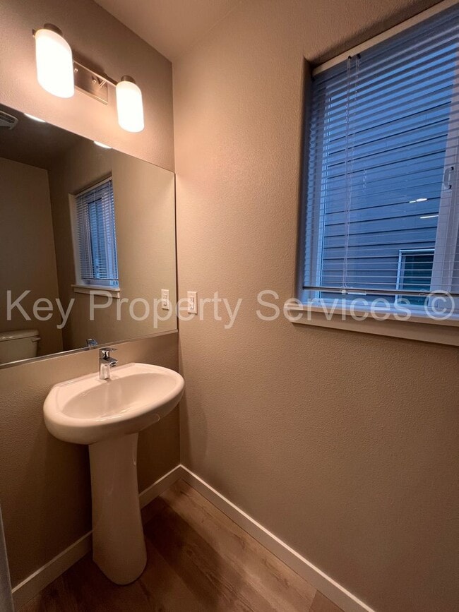 Building Photo - Spacious Townhome in Central Vancouver Location!