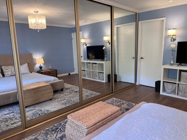 Building Photo - Fully-furnished Sleek 2-bedroom, 2-bathroo...