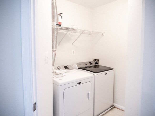 Building Photo - Your Dream Townhome Awaits!