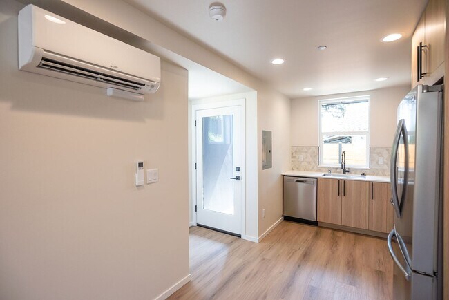 Building Photo - New Modern Ballard Townhouse | 3BR/2BA | Private Patio & Backyard