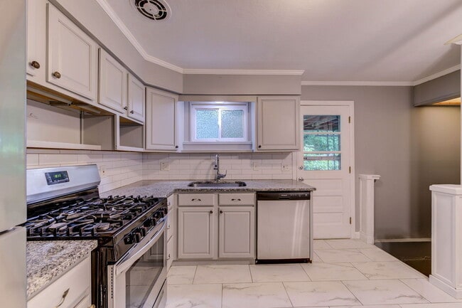 Building Photo - 212 Lakeside Dr