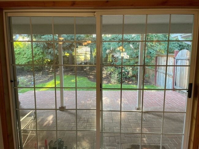 Building Photo - Beautifully updated 2 bedroom 2 bath house!