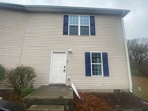Building Photo - Room in Duplex on Beck St