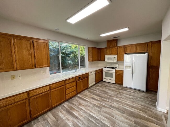 Building Photo - 3 bedroom 2 bath, Mission Ranch Neighborhood, Turnkey ready to move in.
