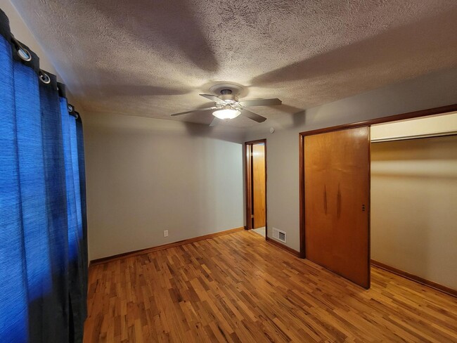 Building Photo - 3 bedroom house 1.5 bathroom
