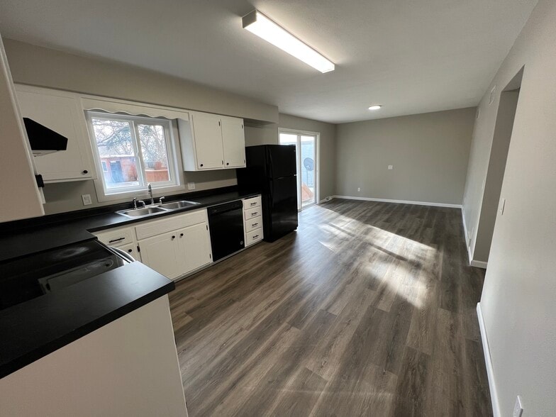 Kitchen and Dining Room - 2951 Traceway Dr