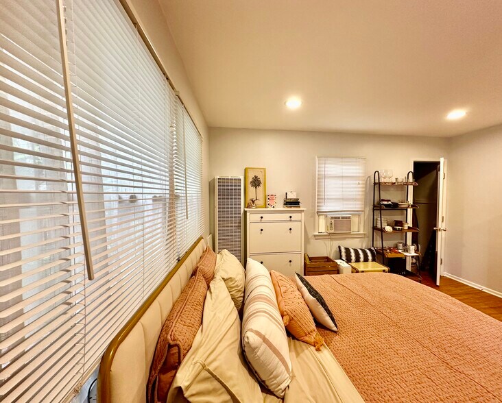 Building Photo - 828 7th St