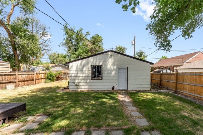 Building Photo - 3BD, 1BA Edgewater Home with Lard Back Yard and 2-Car Garage