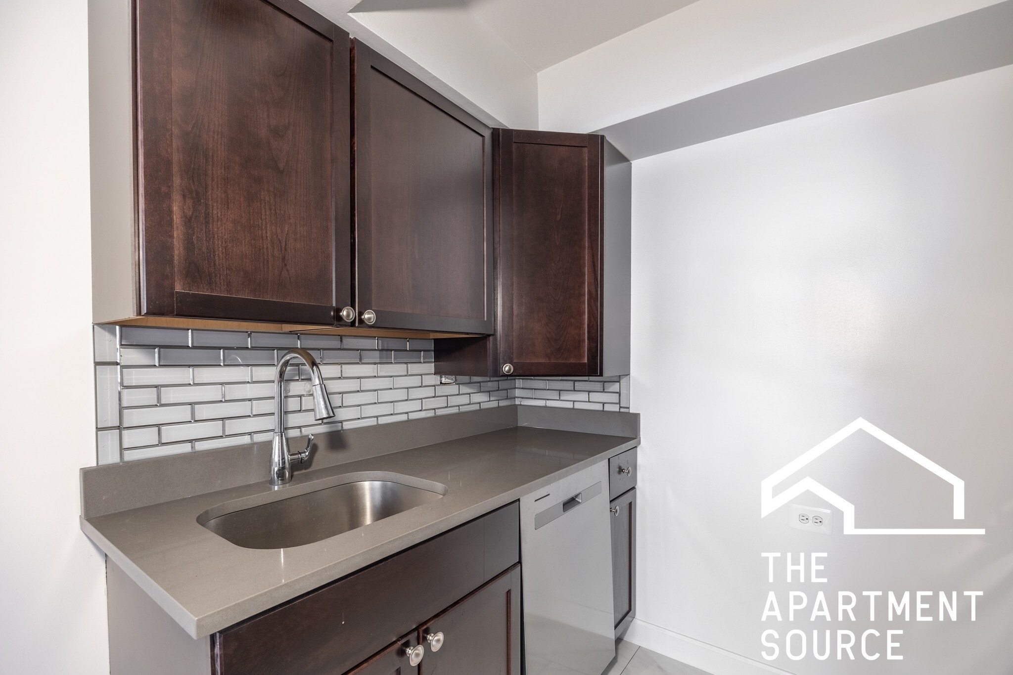 Building Photo - 6831 N Greenview Ave