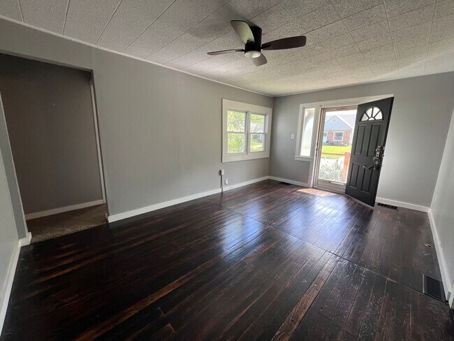 Building Photo - Adorable 2 bedroom with a bonus room!