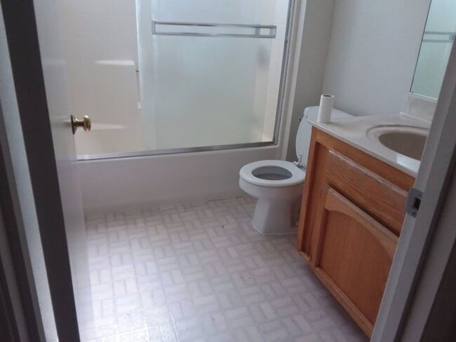 Building Photo - 2356-2356 Bushnell St