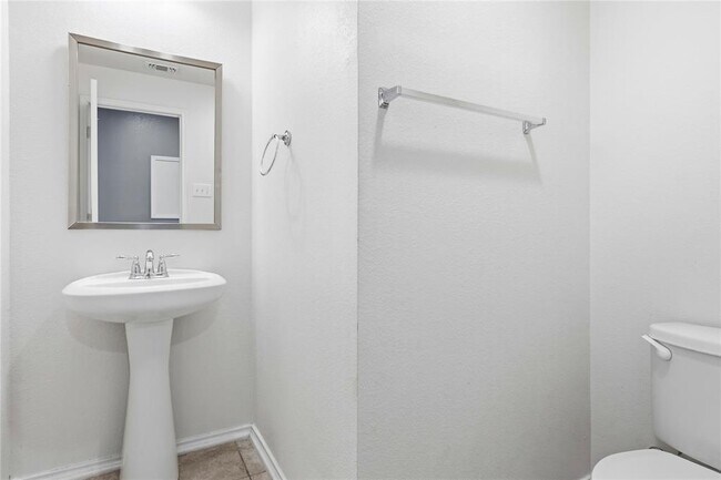 Building Photo - 605 Saul St