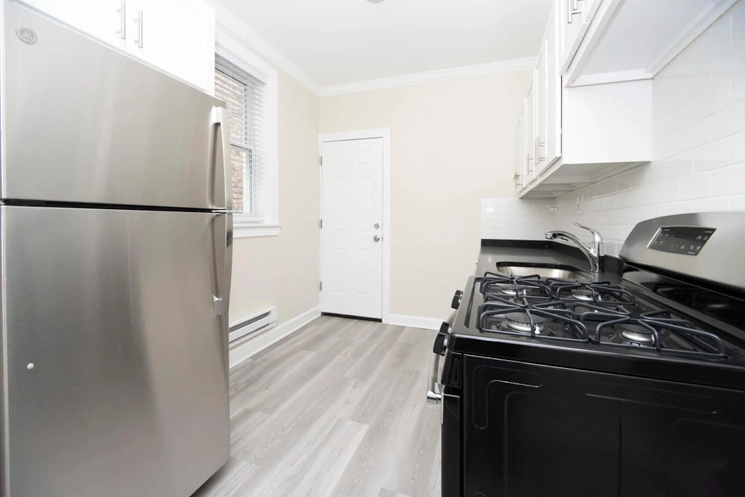 Building Photo - 648 W Roscoe St