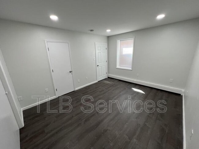 Building Photo - 731 Main St