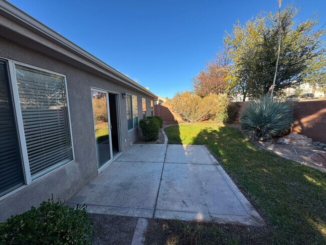 Building Photo - Nice home in Painted Desert! PET FRIENDLY!!