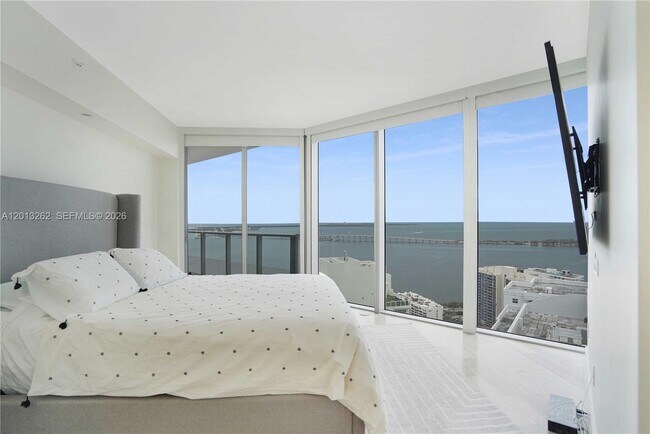Building Photo - 1300 Brickell Bay Dr