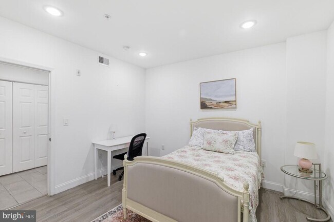 Building Photo - 925 N Broad St