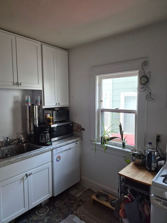 Building Photo - 4BR Home Near Olbrich Gardens & Garver Feed Mill