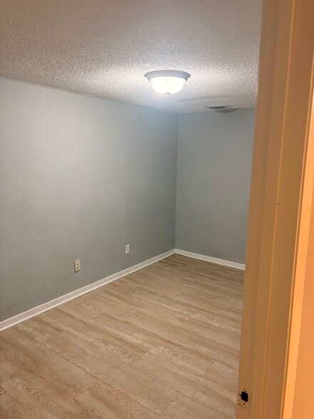 Building Photo - 501 Woodbine Dr