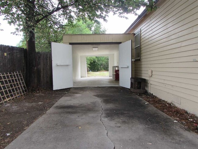 Building Photo - 2 Bedroom Bungalow close to BSU.